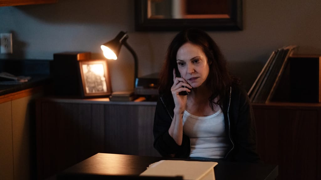 Mary-Louise Parker als Ms. Sigsby telefoniert an einem Schreibtisch