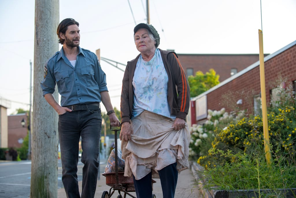 Ben Barnes und Mary Walsh gehen nebeneinander über einen Gehweg