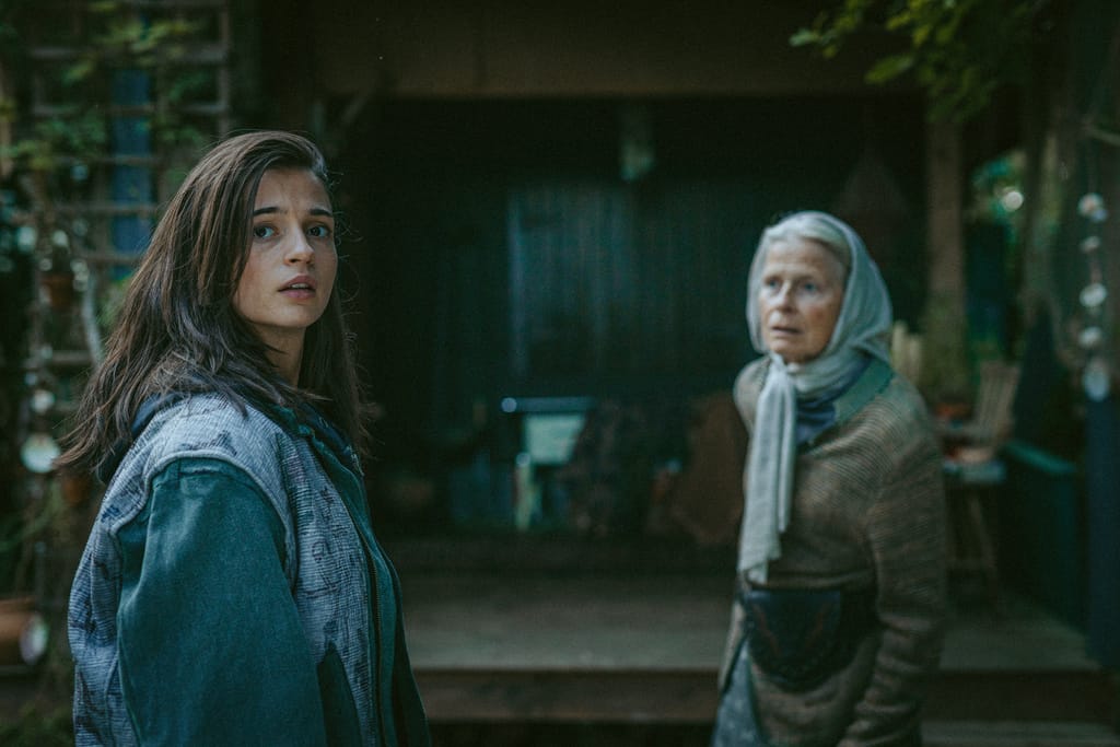 Lisa-Marie Koroll und Corinna Kirchhoff in "Die Düsteren"