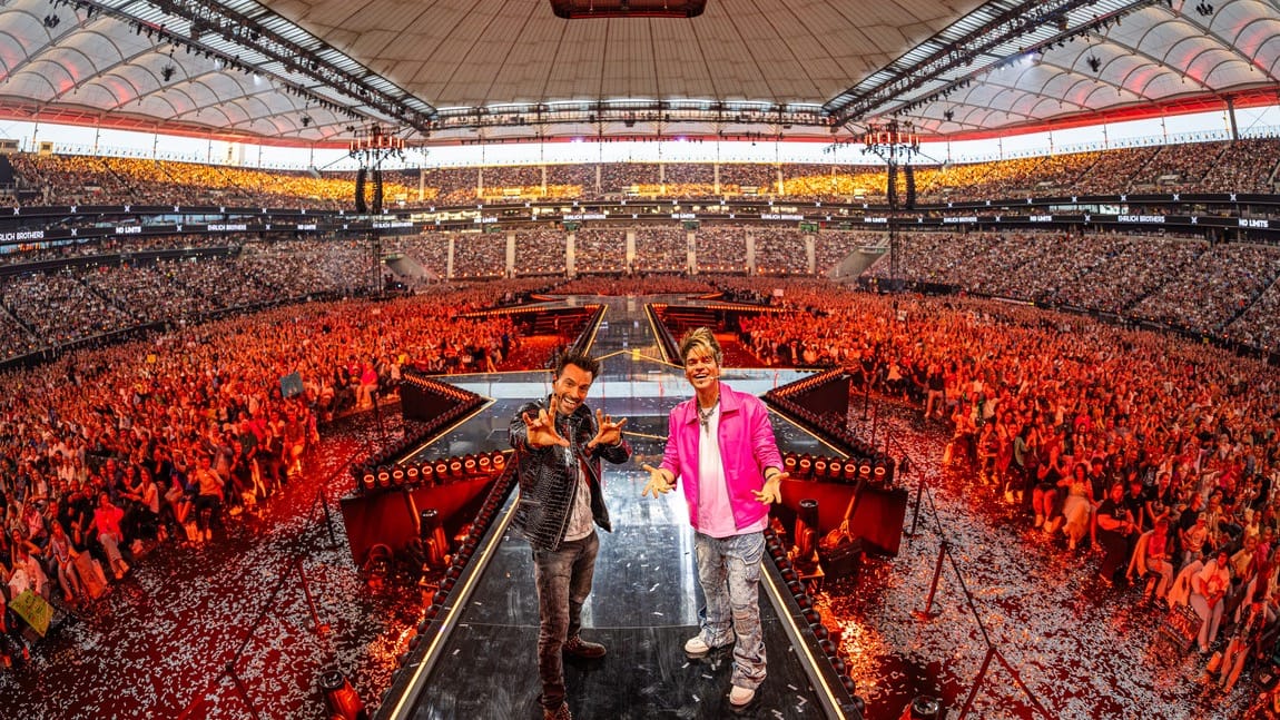 Die Ehrlich Brothers auf der Bühne im Deutsche Bank Park in Frankfurt