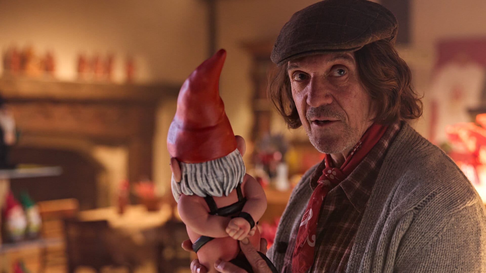 Syd Brisbane mit einem Gartenzwerg in "Gnomes – Angriff der Killerzwerge"