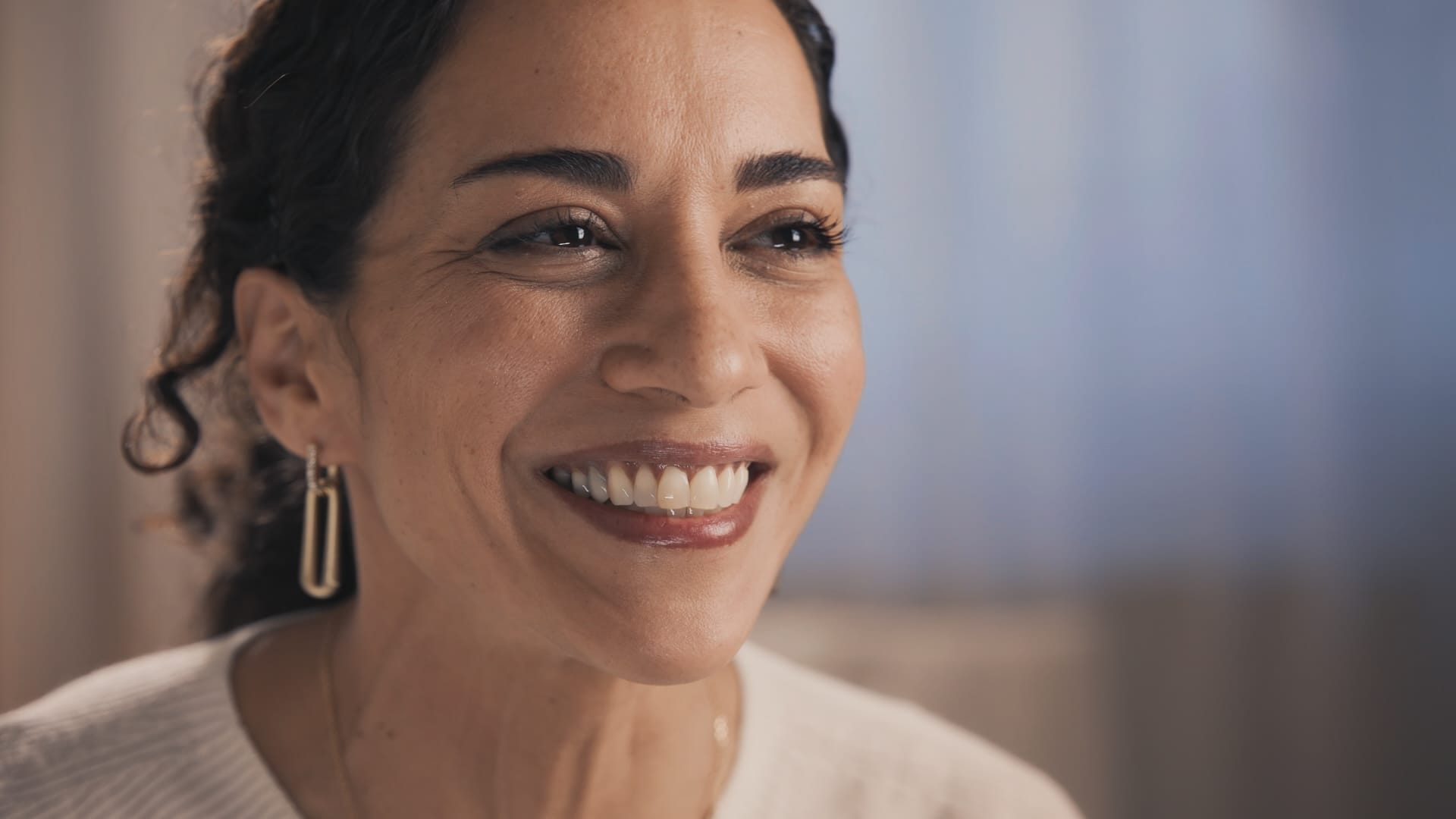 Nadja Benaissa lächelt im Interview