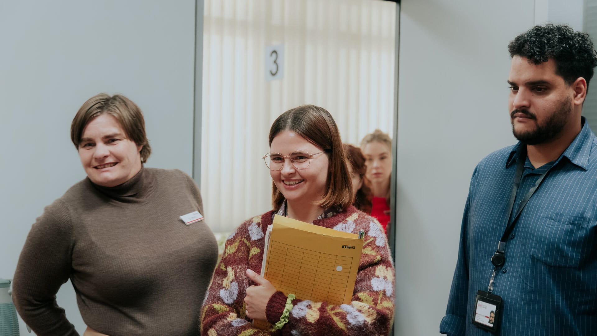 Petra Hartung, Lisa Hrdina und Yasin El Harrouk in "Nine to Five – Das Amt"