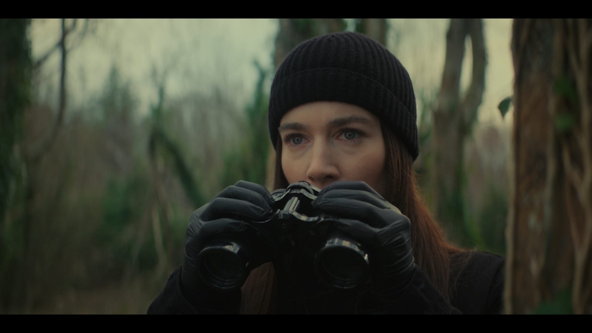 Siobhán Cullen als Elvira mit Fernglas in Obituary