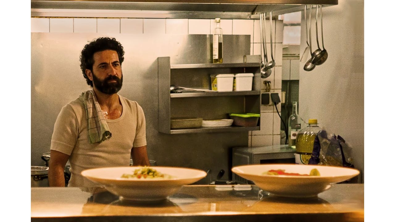 Rami Fadel Khalaf als Malik Hamady in einer Restaurantküche