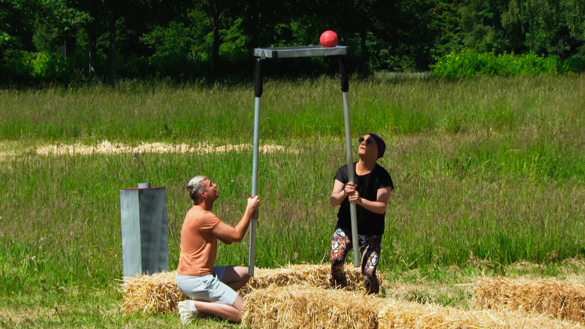 Marcell Damaschke und Julian F. M. Stoeckel bei einem Spiel auf der Wiese