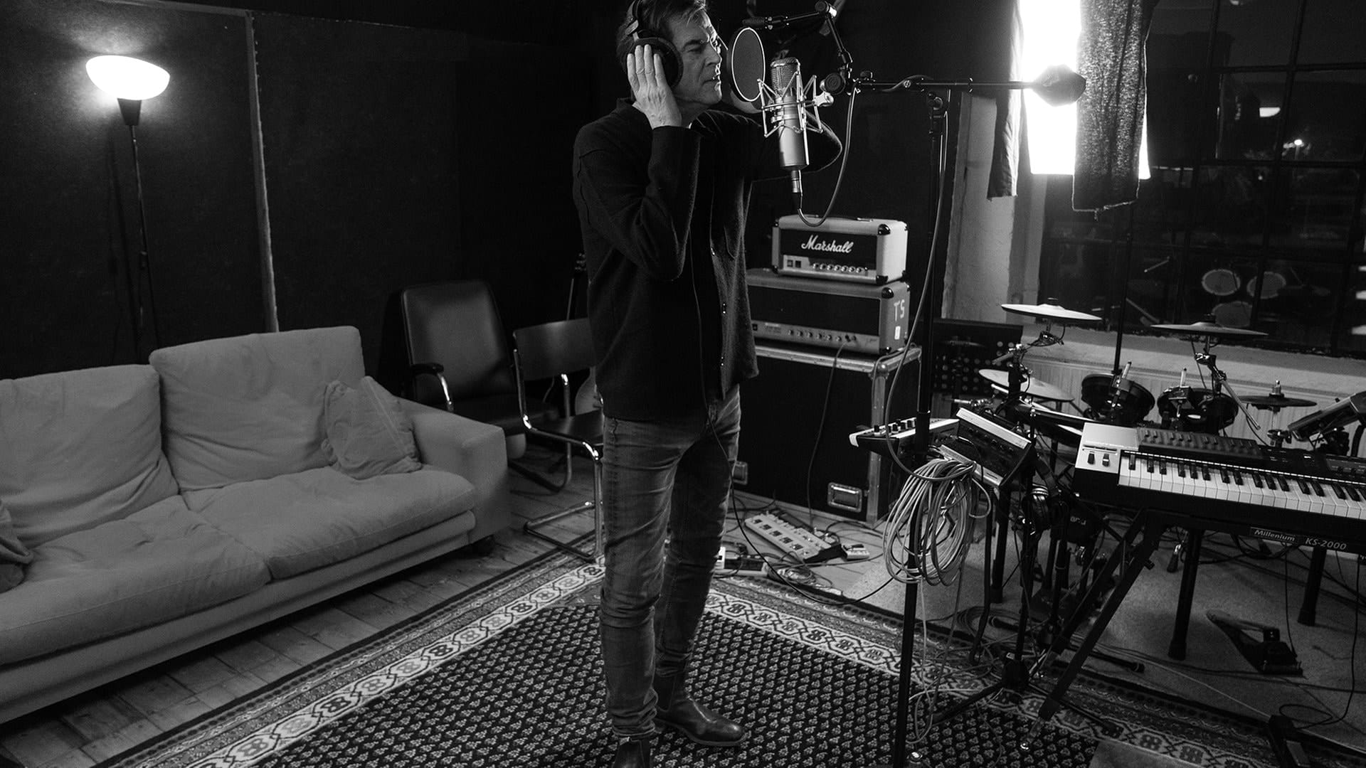 Campino mit Kopfhörern am Mikrofon im Tonstudio