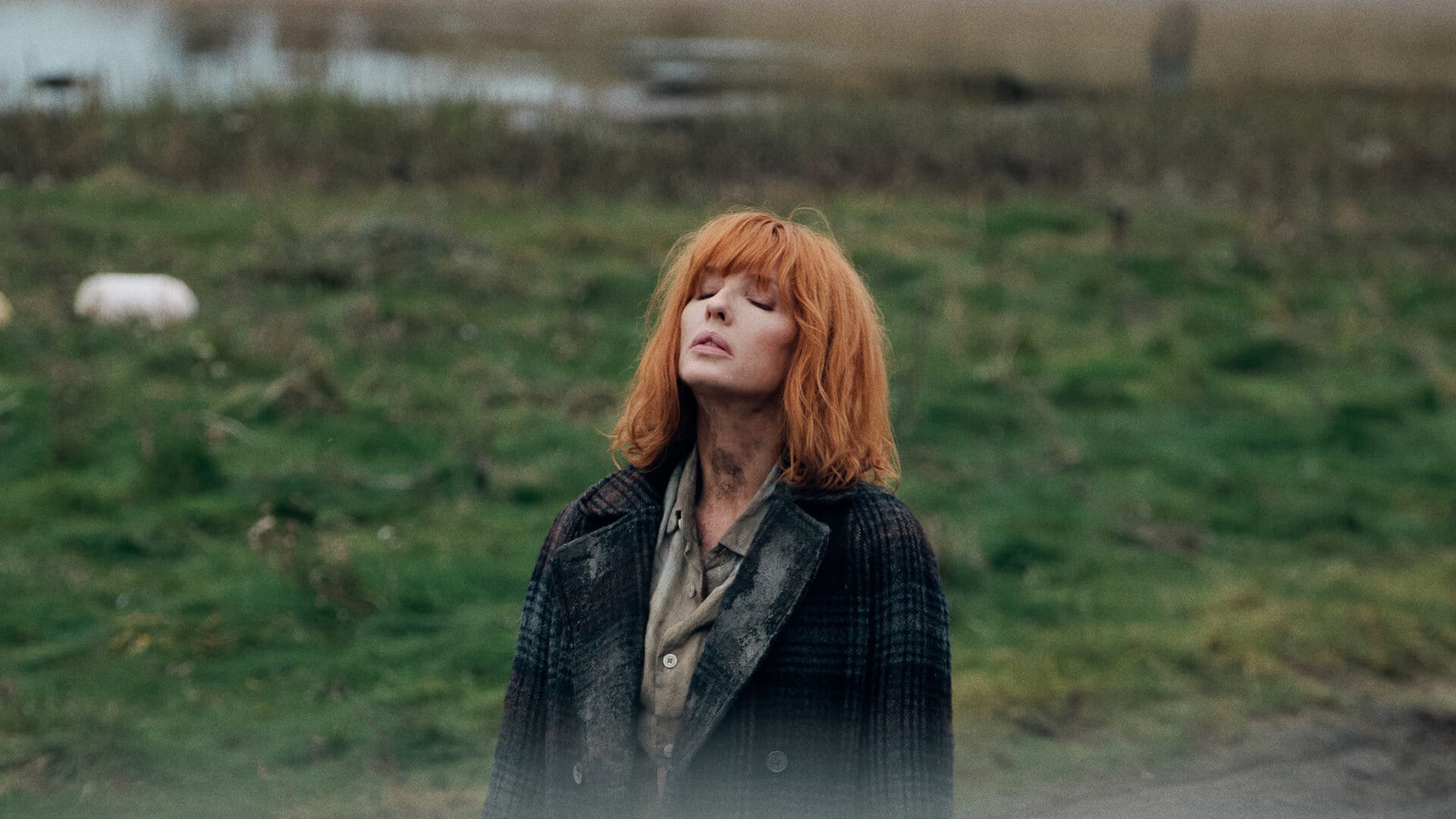 Kelly Reilly als Jackie Ellis auf einer Wiese, den Kopf in den Nacken gelegt