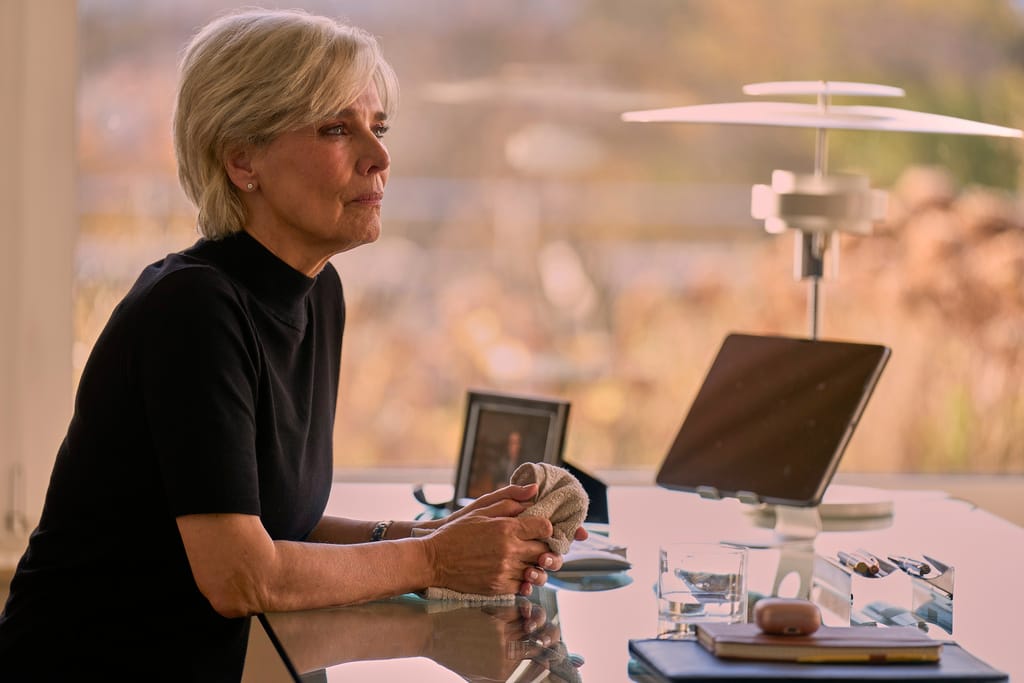 Désirée Nosbusch als Josephine Nansen an einem Schreibtisch