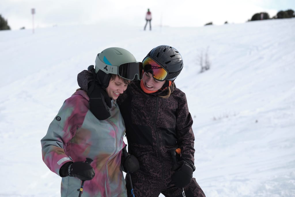 Luna Jordan und Alicia von Rittberg in Skikleidung auf einer Piste