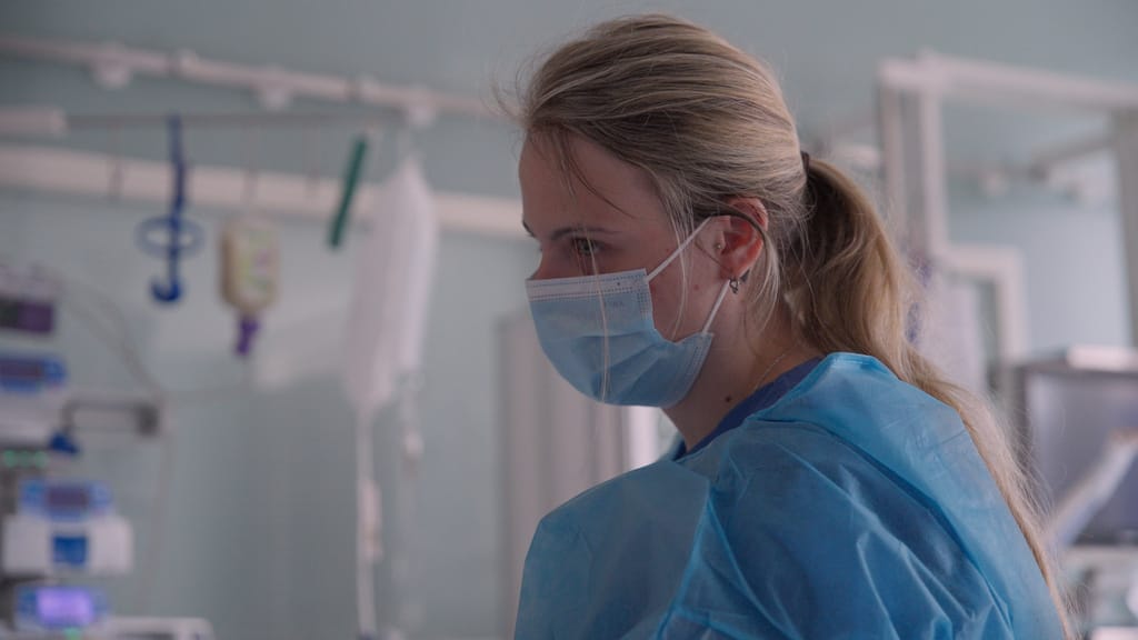 Pflegerin Anna in Schutzkleidung auf der Intensivstation