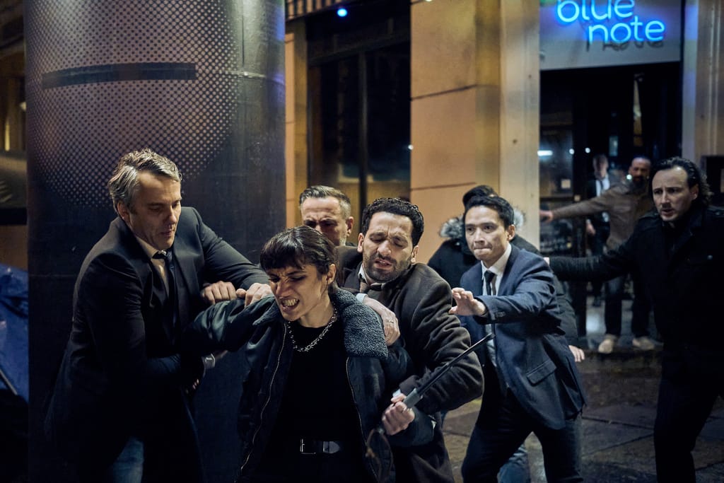 Maral Keshavarz wird von Stefan Rudolf und Hassan Akkouch vor einer Bar zurückgehalten
