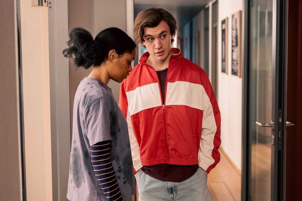 Zoe Magdalena und Alessandro Schuster als Ronnie und Nick auf dem Klinikflur in Hungry
