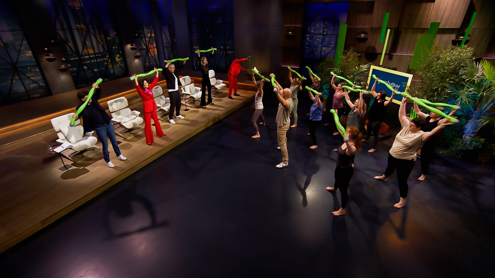 Die Löwen schwingen im Studio die grünen Ajambow-Bögen