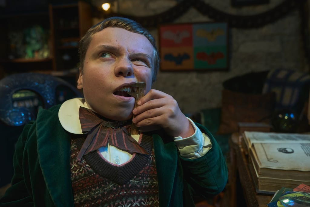 Lenny Rush als Val prüft mit dem Finger seine Zähne, Szene aus "The Reluctant Vampire"