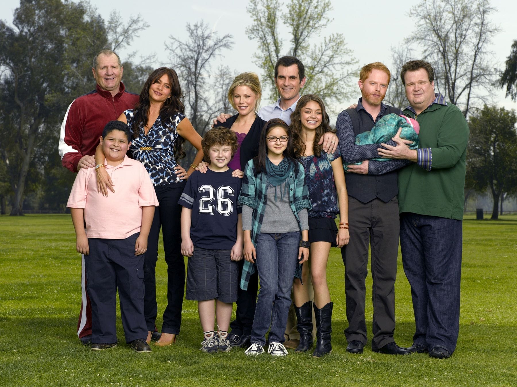 Der Cast der Serie Modern Family auf einer Wiese