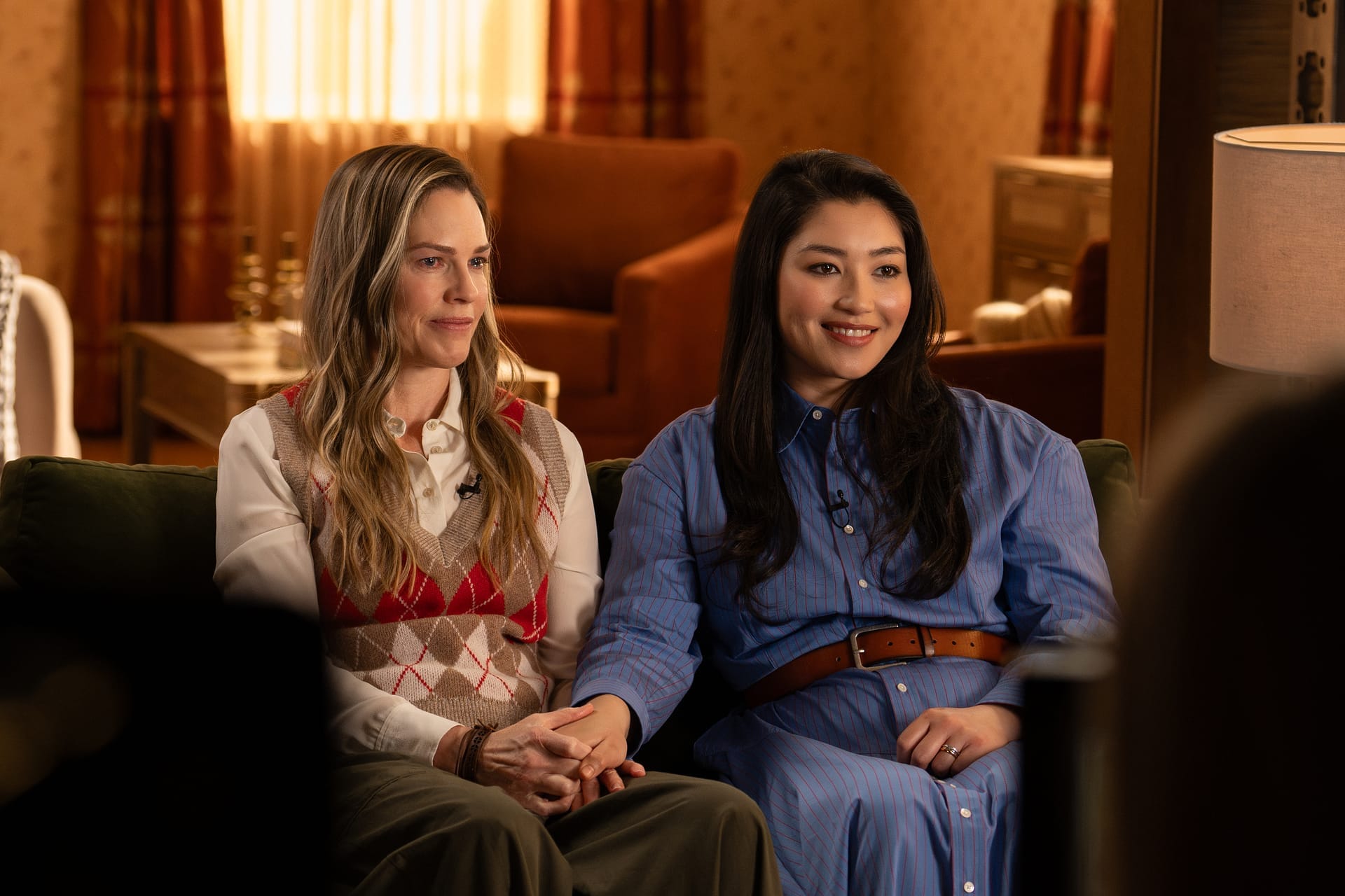 Hilary Swank und Jaylee Hamidi in Yellowjackets