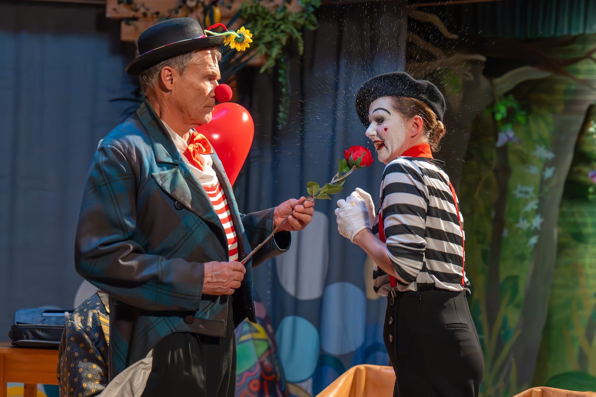 Christian Tramitz als Hubert im Clownskostüm in "Hubert ohne Staller"