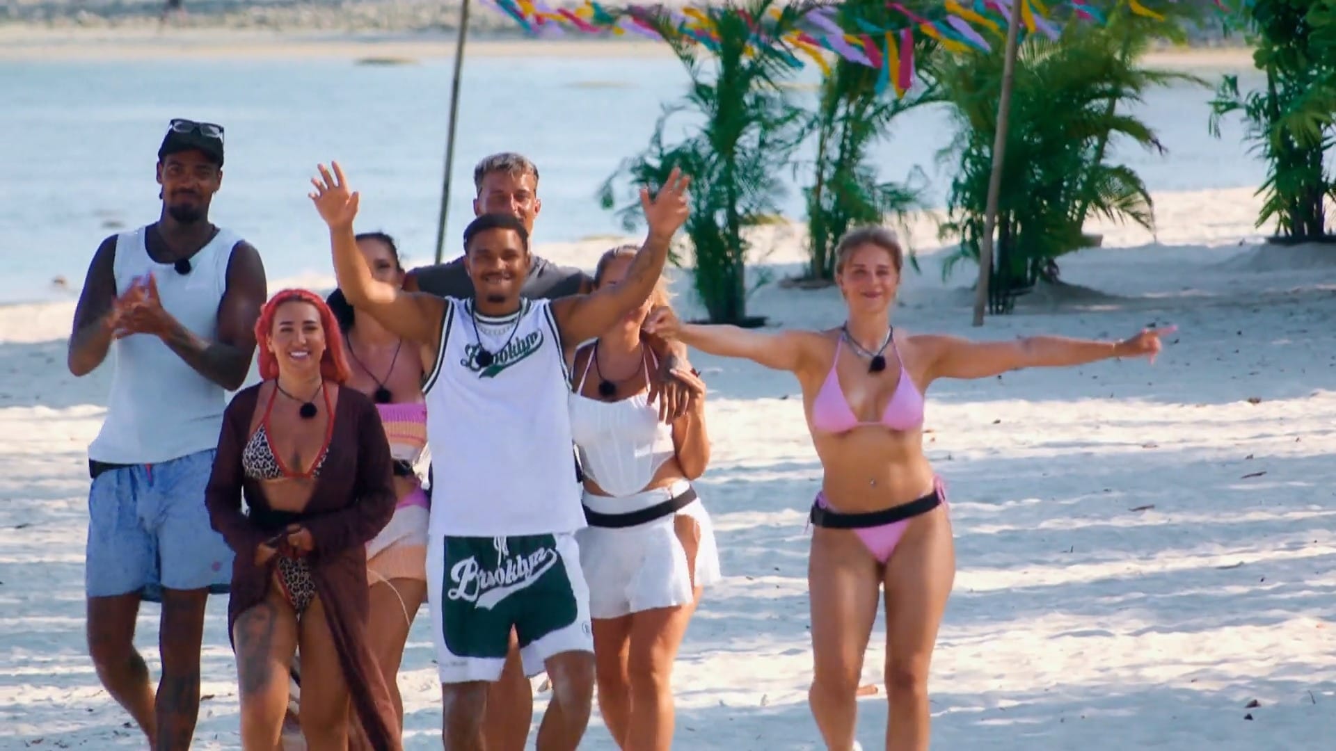 Kandidatinnen und Kandidaten von „Are You The One?“ am Strand