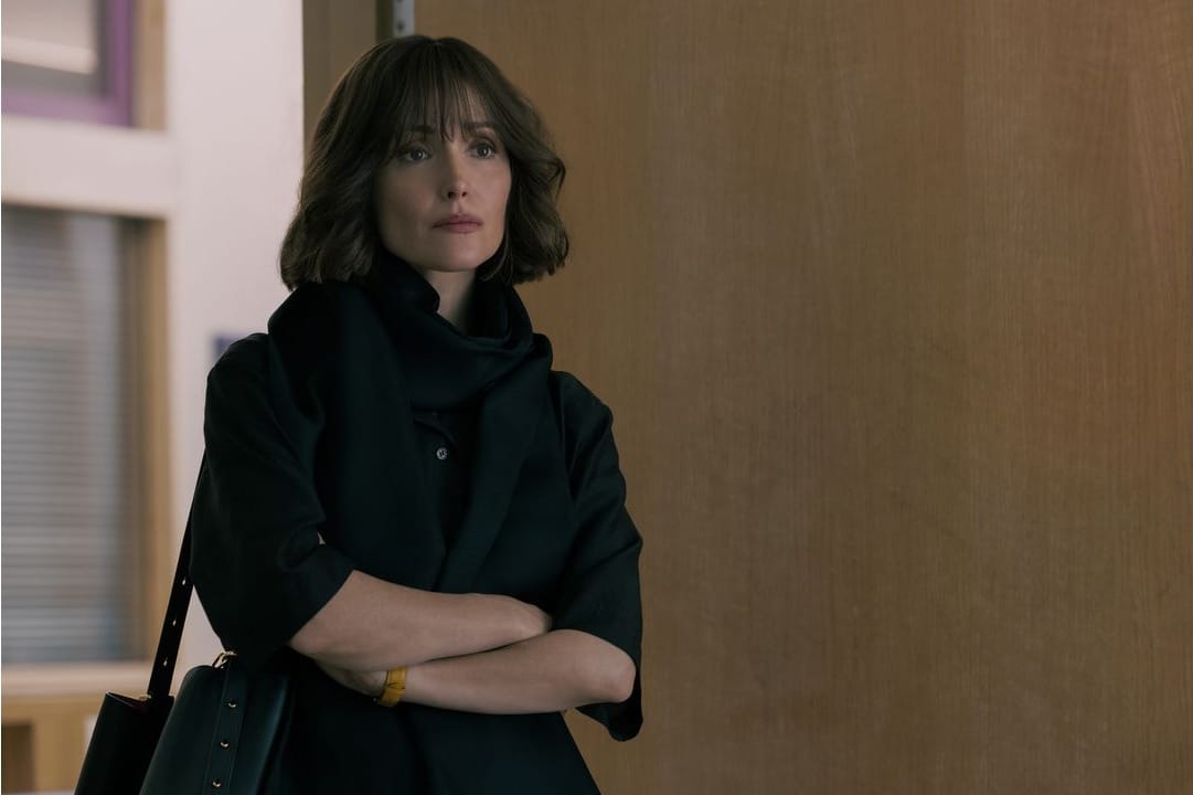 Frau in Schwarz mit verschränkten Armen in einem Flur, Szene aus "The Good Daughter"