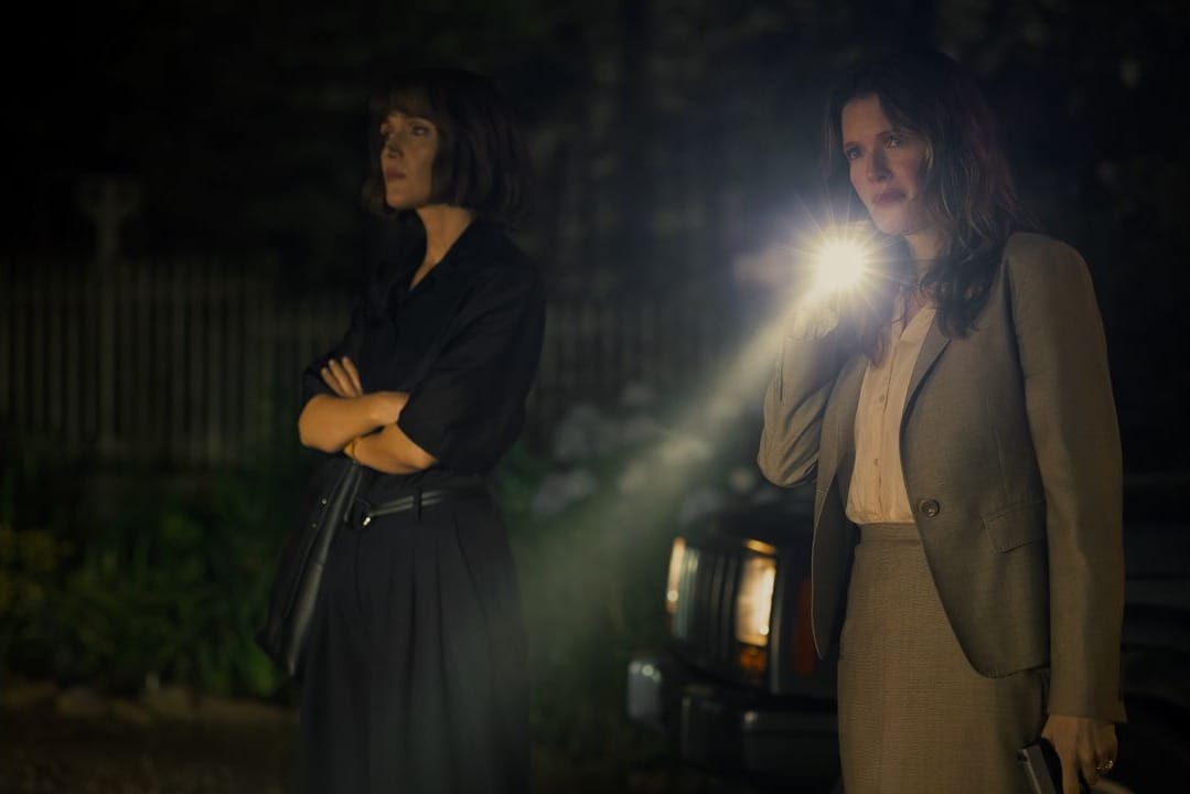 Zwei Frauen stehen nachts im Licht einer Taschenlampe, Szene aus "The Good Daughter"