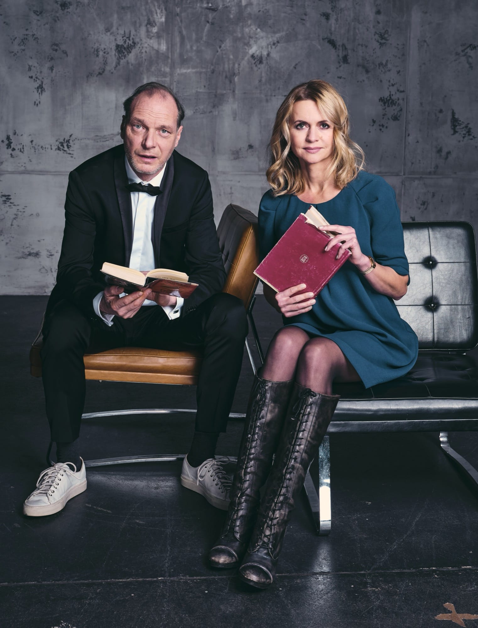 Martin Brambach und Christine Sommer mit Büchern auf einer Bank