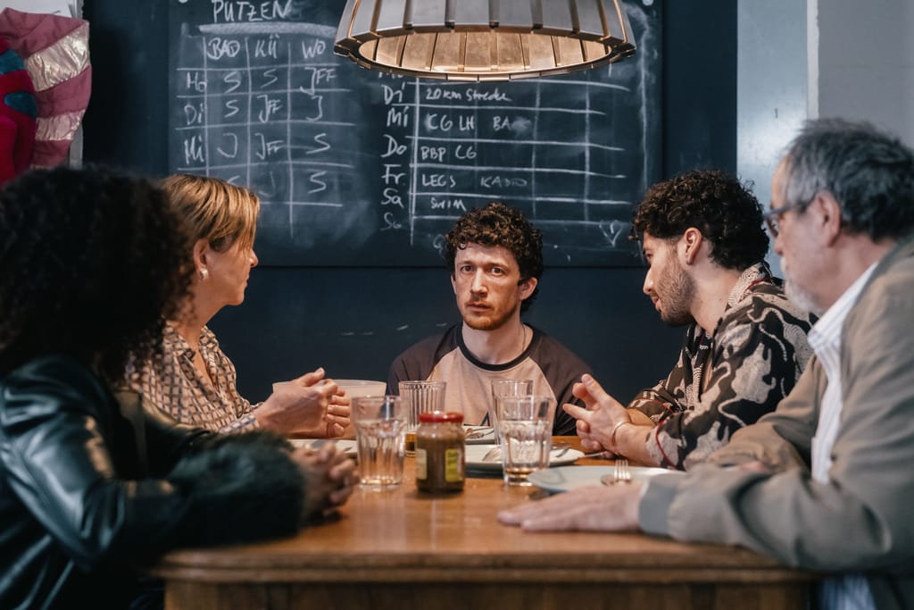 Familienessen in der ZDF-Serie "Ballz"