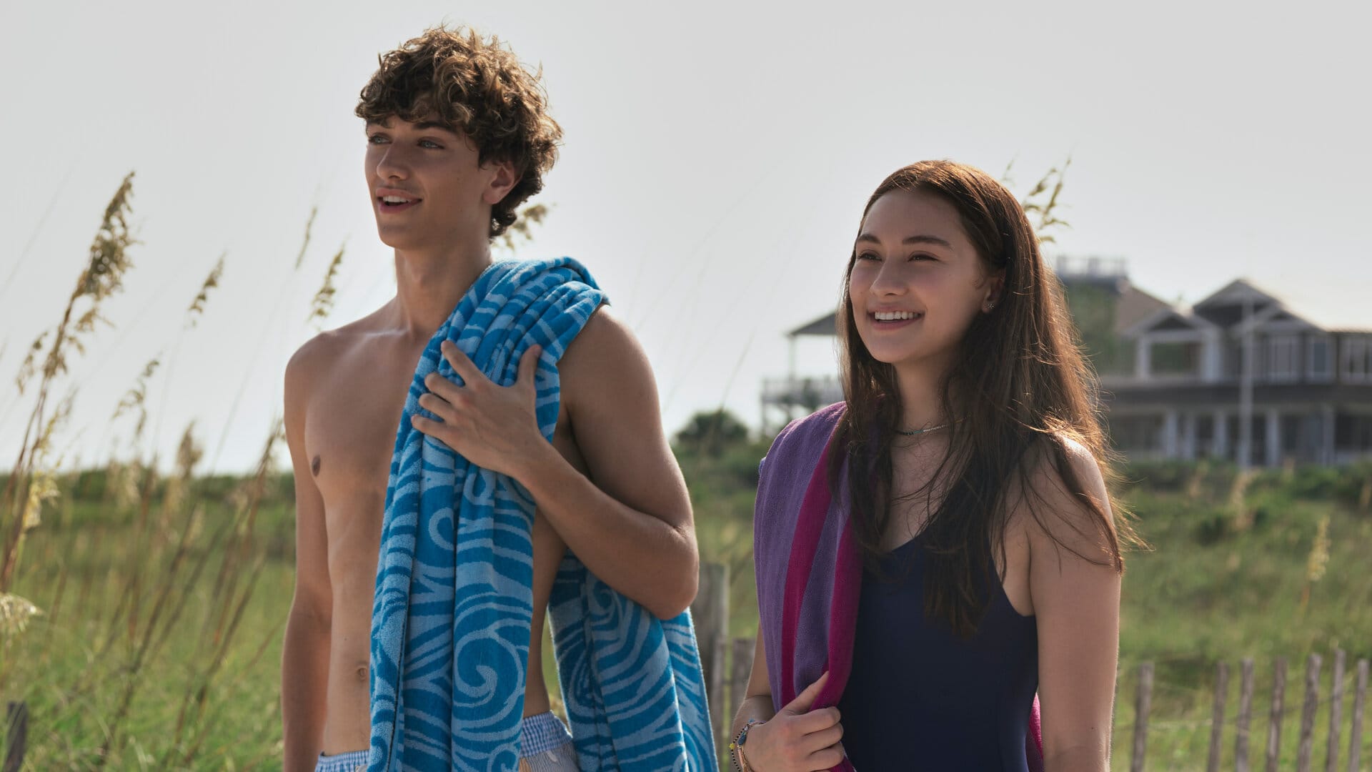 Lola Tung und Gavin Casalegno am Strand von Cousins Beach