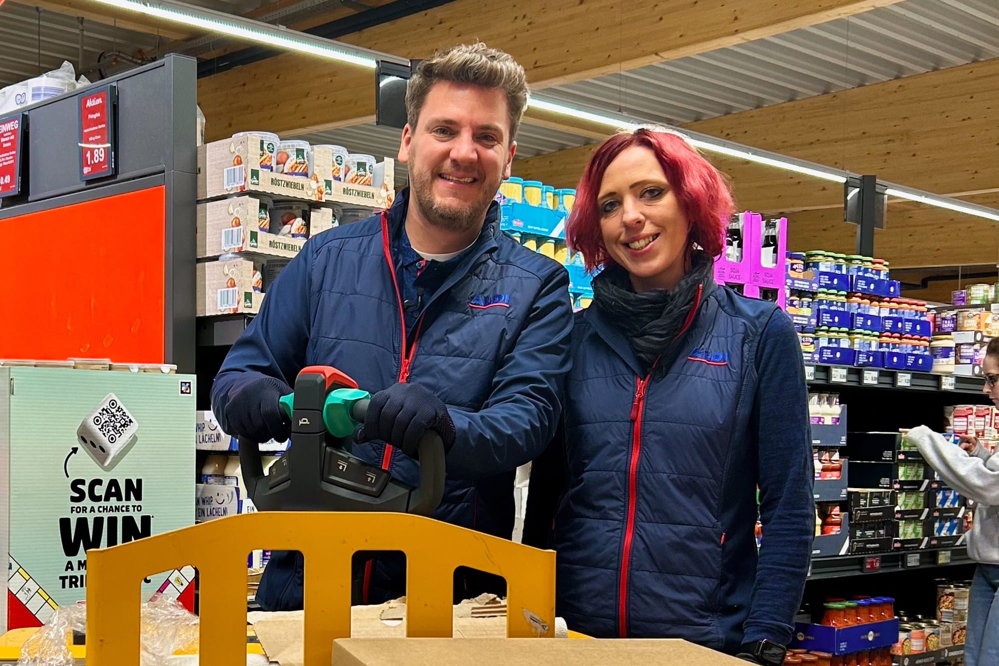 Ralf Herrmann und Nadin Evers in einer Filiale