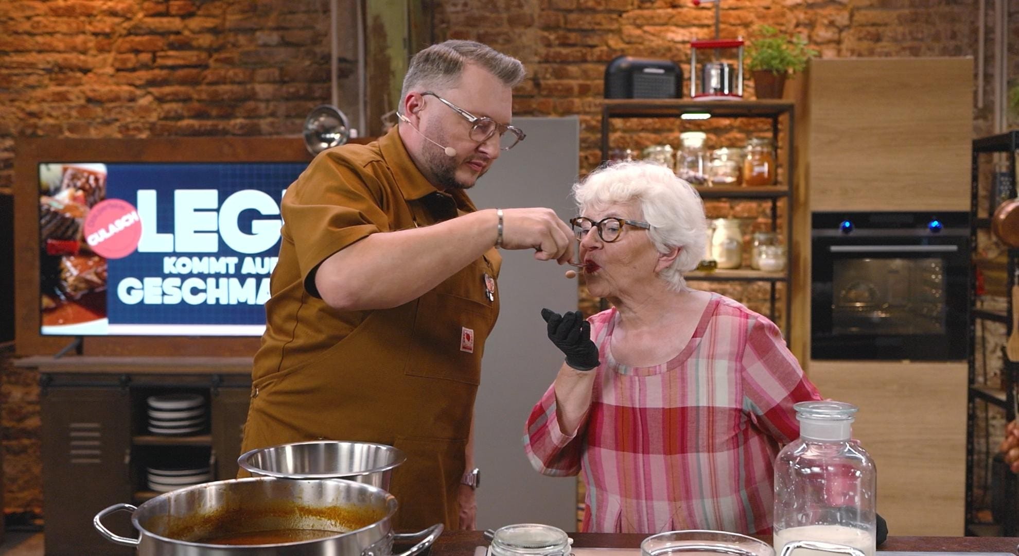 Sebastian Lege und seine Mutter beim Probieren im Lege Lab