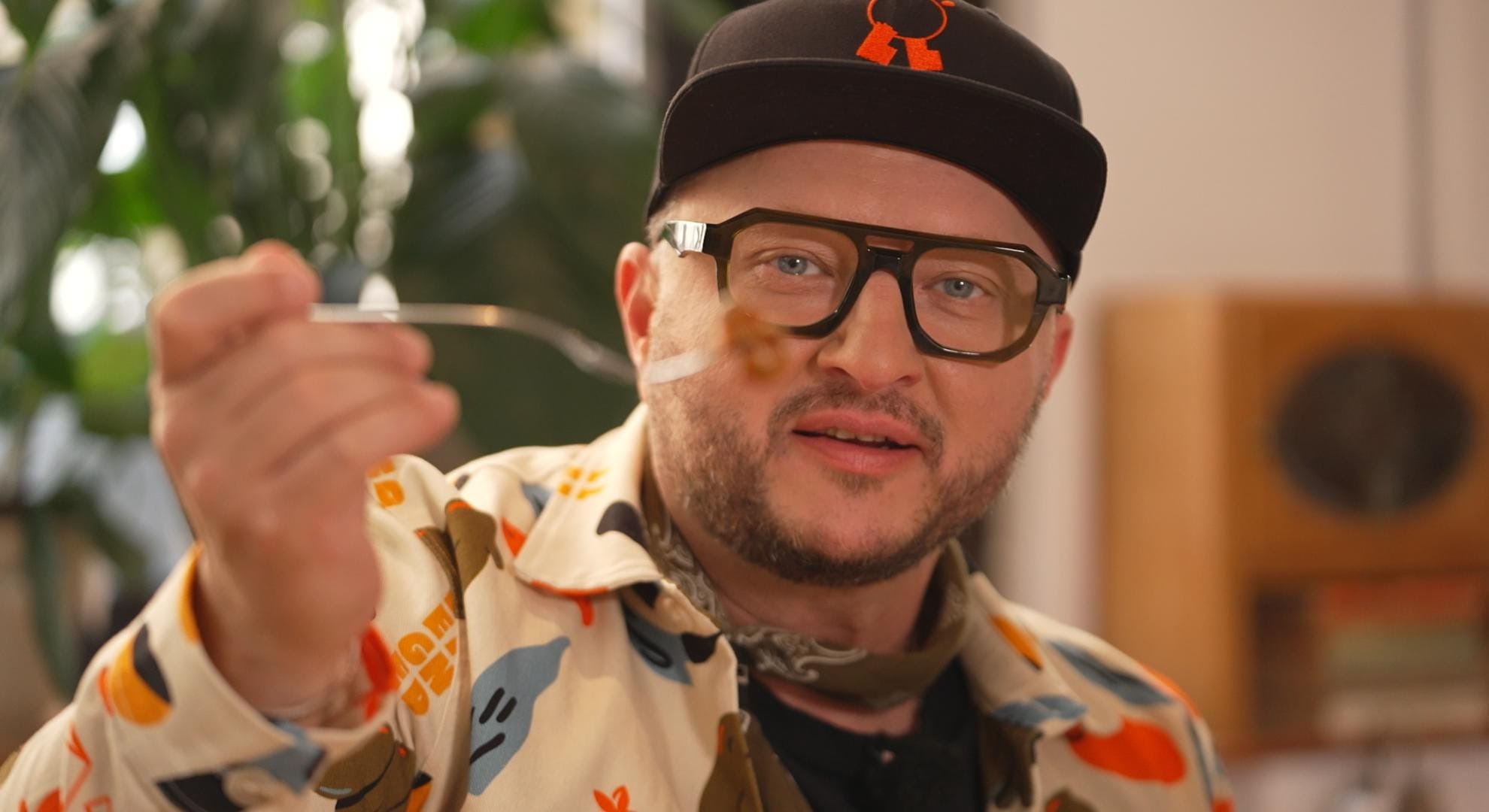 Sebastian Lege mit Mütze und Brille beim Probieren