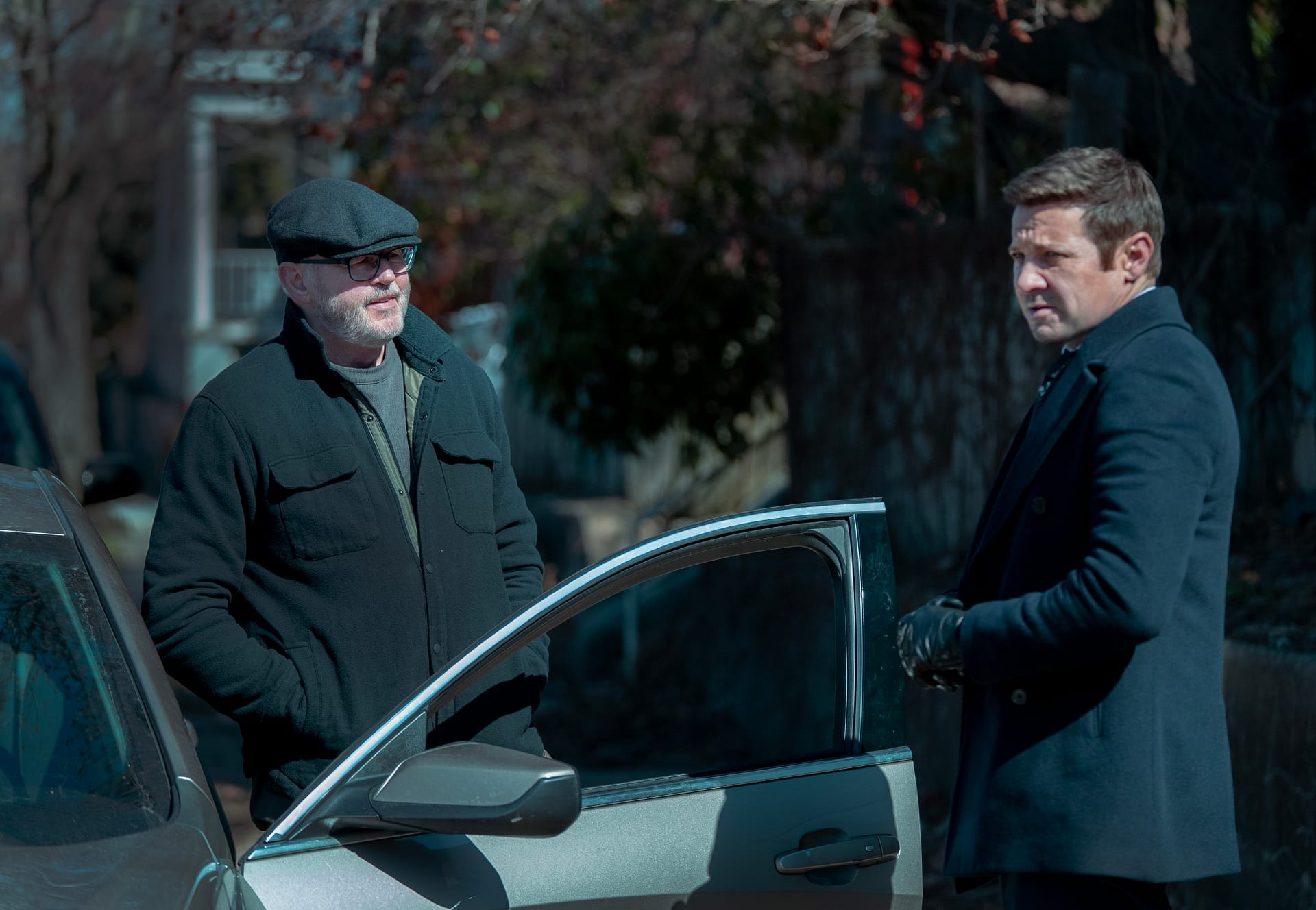 David Morse und Jeremy Renner an einem Auto in Mayor of Kingstown