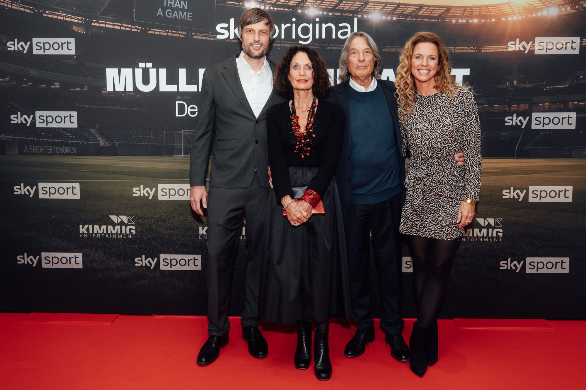 Familie Müller-Wohlfahrt vor einer Sky-Pressewand
