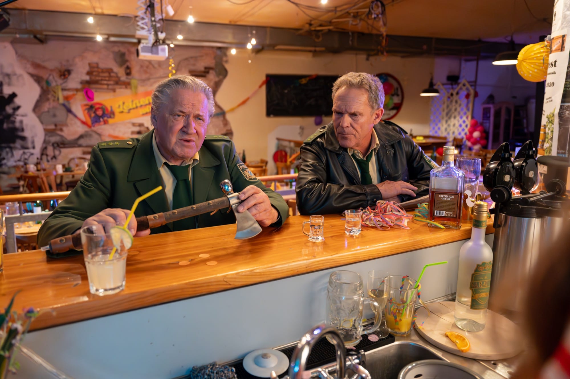 Hubert und Girwidz an der Bar einer Faschingsparty in "Hubert ohne Staller"