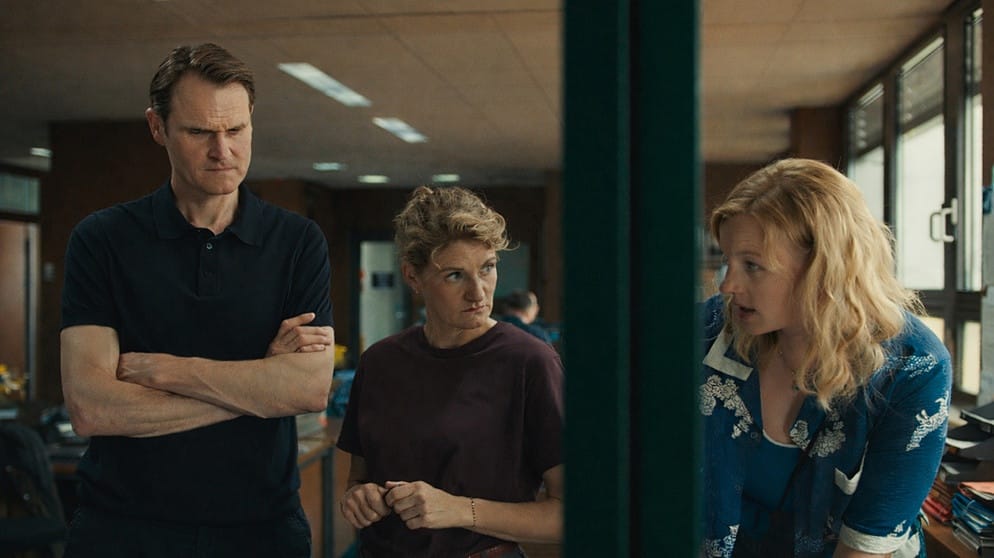 Fabian Hinrichs, Eli Wasserscheid und Rosalie Thomass im Büro der Nürnberger Kripo