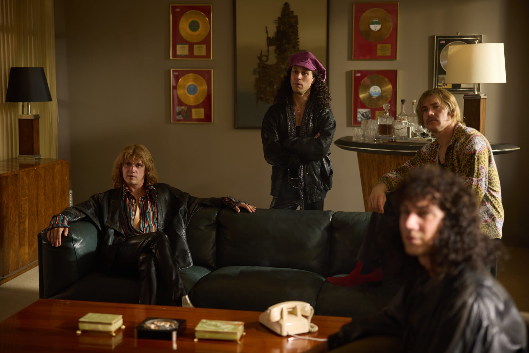 Szene aus dem Scorpions-Film Wind of Change: Bandmitglieder in einem Wohnzimmer mit goldenen Schallplatten