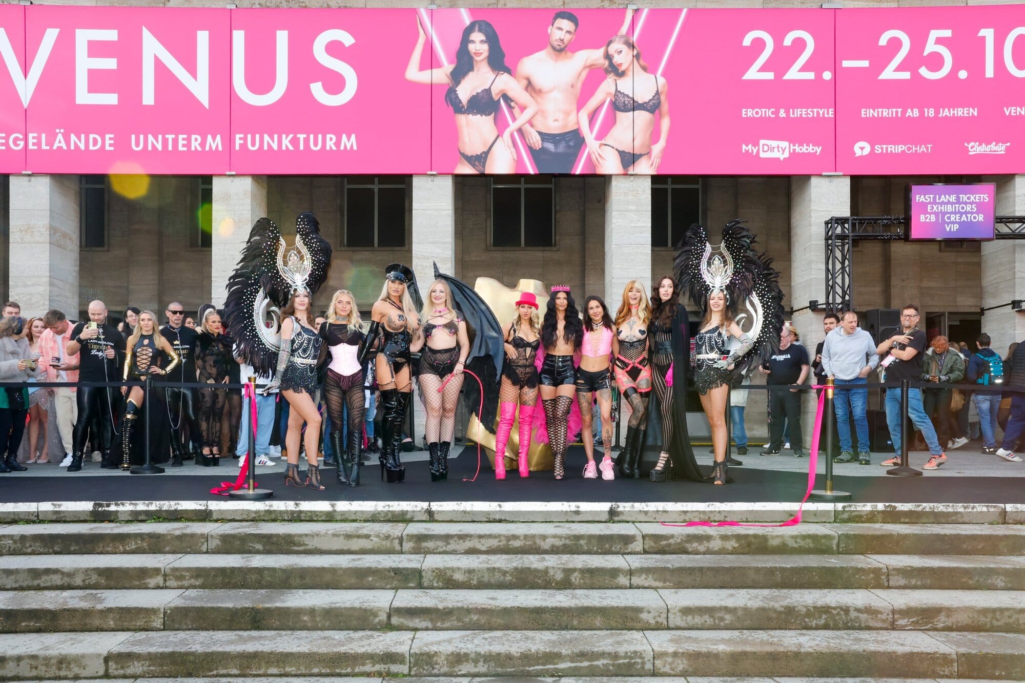 Micaela Schäfer eröffnet die 29. VENUS Berlin in Schwarz und Pink