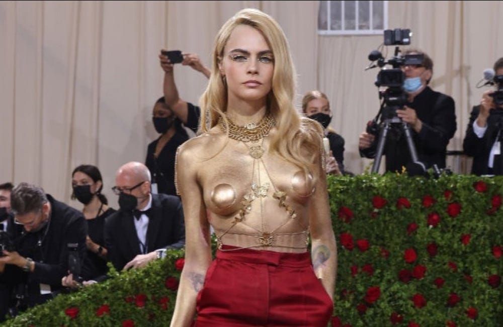 Cara Delevingne arrives to the 2022 Met Gala - Getty