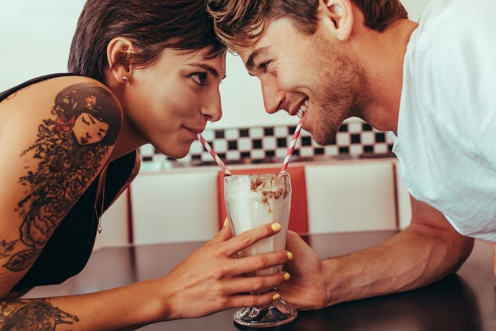 Es ist als Mann nicht schwer, eine schöne Frau kennenzulernen - mit einer Dating-App. Foto: Adobe / Jacob Lund