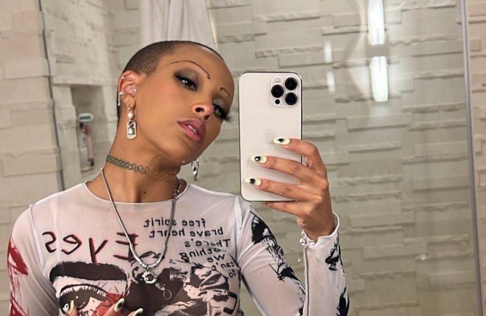 Doja Cat - Buzzcut mirror selfie 13082022 - INSTAGRAM ONE USE
