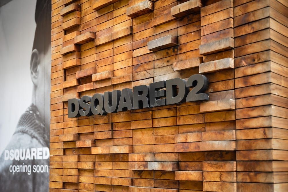 Dsquared2 liefert hochwertige Sweatshirts. Foto: Adobe / Casimiro