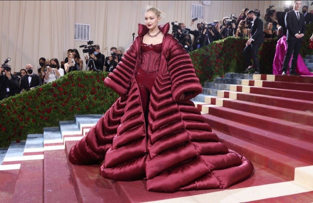 Gigi Hadid enters the 2022 Met Gala - Getty