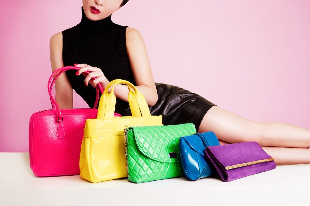 Hochwertige Handtaschen dürfen Farben zeigen. Foto: Adobe / MoustacheGirl