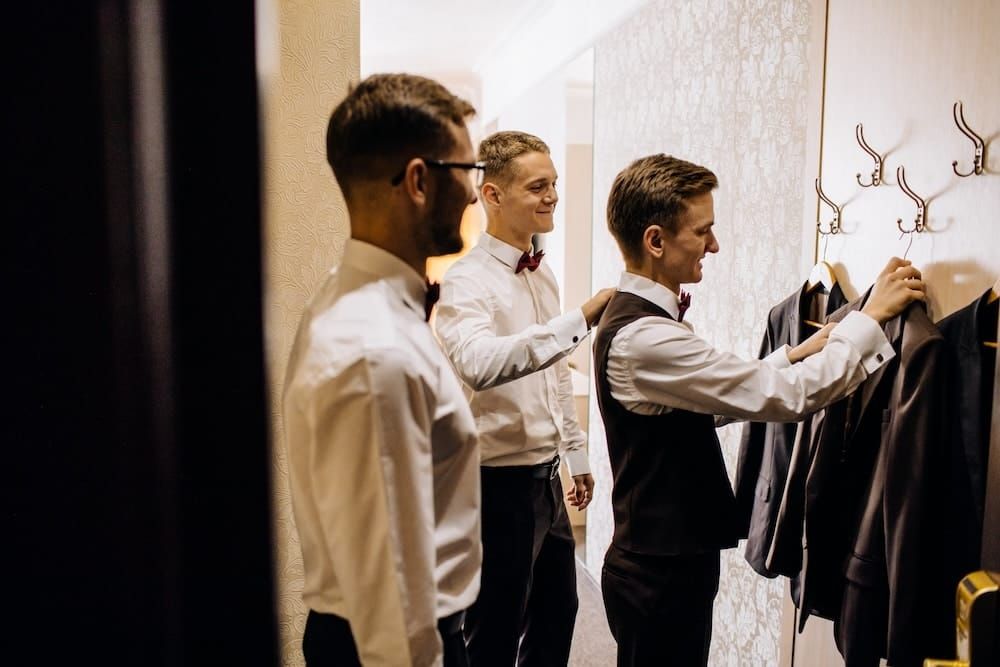 Der Hochzeitsanzug sollte perfekt sitzen. Foto: Adobe / Ivan