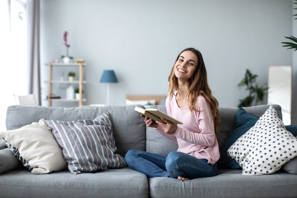 In den eigenen vier Wänden kann man sich schnell gemütlich fühlen. Foto: Adobe / BestForYou