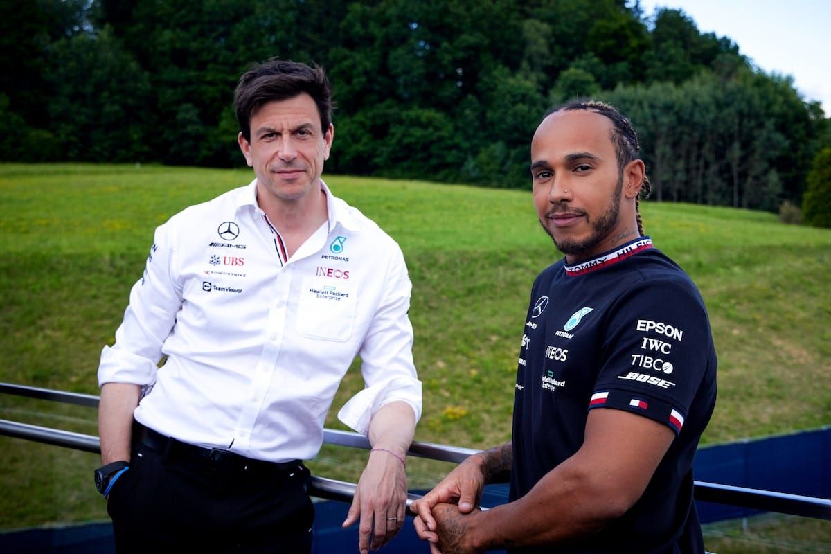 Lewis Hamilton (hier mit Teamchef) und Mercedes F1 starteten 2021 Ignite, eine gemeinsame, gemeinnützige Initiative zur Unterstützung von mehr Vielfalt und Inklusion im Motorsport. Foto: Merc