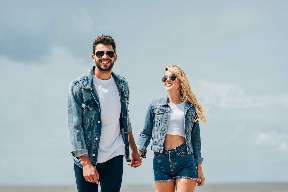 Jeansjacken gehören auch zu den Modetrends, die nie aus der Mode kommen. Foto: Adobe / LIGHTFIELD STUDIOS