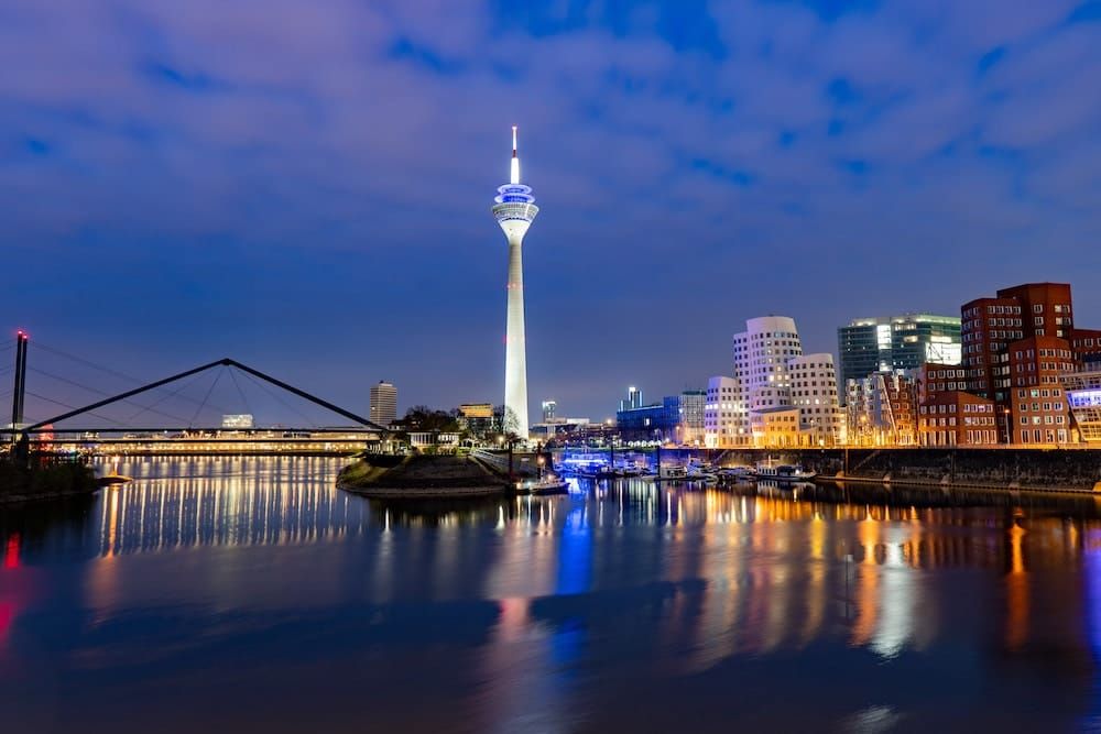 Auch in Düsseldorf machen Prominente Urlaub. Foto: Adobe / Markus
