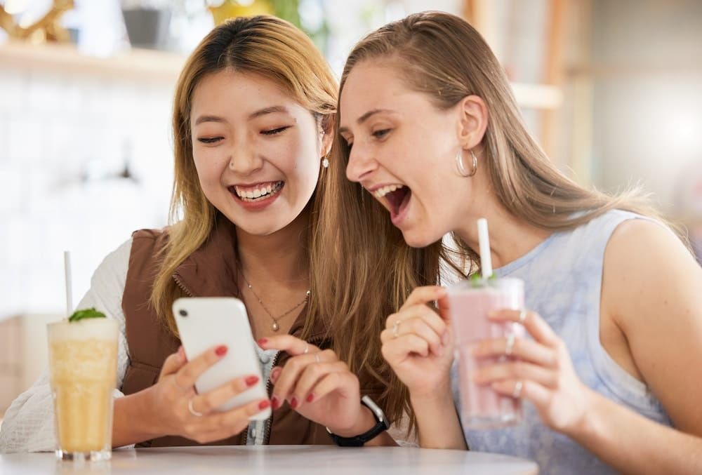 Dating wie die Stars - mit der richtigen Liebes-App. Foto: Adobe / peopleimages.com