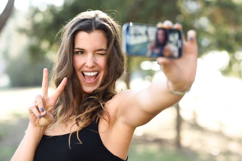 Mit Tech Gadgets bringen sich Stars bei Social Media in Pose. Foto: Adobe / javiindy